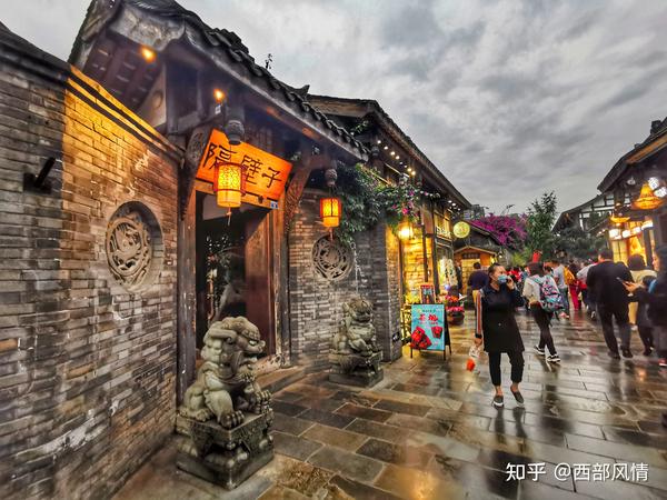 成都九大夜游必玩的景点，成都夜景最美的地方，成都值得一观的夜景好去处？ 锦里、安顺廊桥、天府广场、宽窄巷子、春熙路、天府熊猫塔、琴台路、东郊 ...