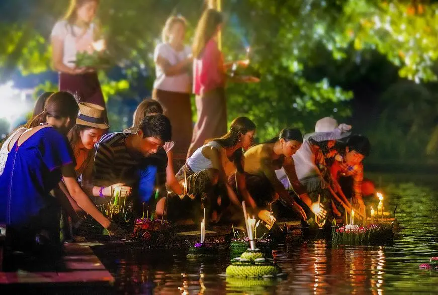 泰国最浪漫的水灯节来临易三仓学姐带你一起做水灯