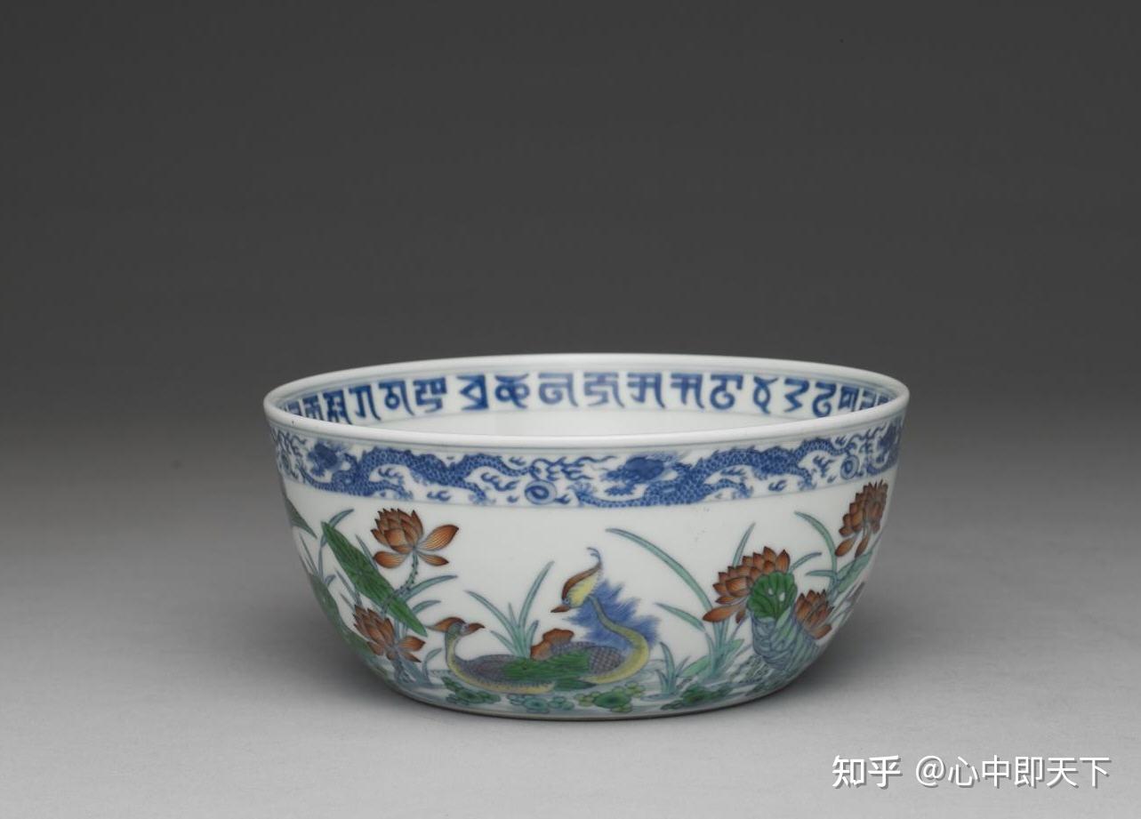 清嘉庆景德镇官窑斗彩莲塘鸳鸯纹碗