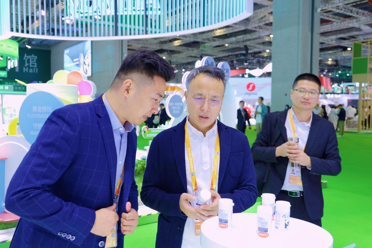 山屿海集团董事长熊雄莅临第六届中国国际进口博览会山屿海展馆并接受