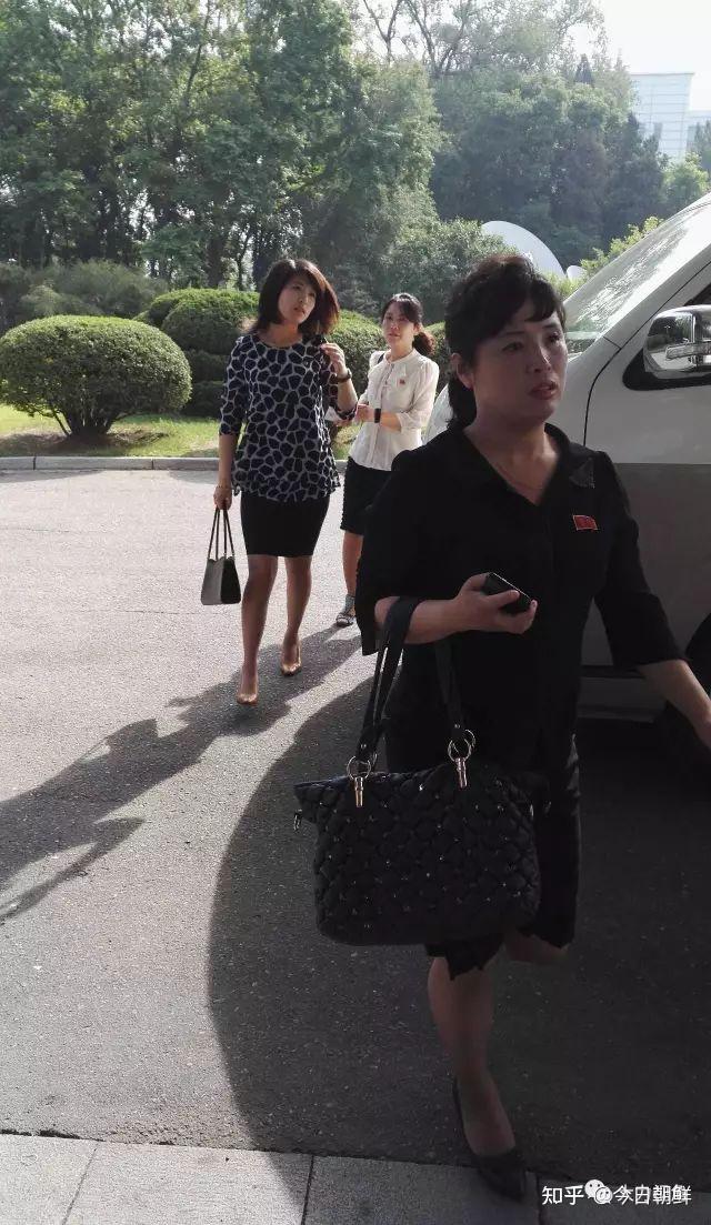 朝鲜街拍|朝鲜美女白领一族,已成为平壤市容的一部分
