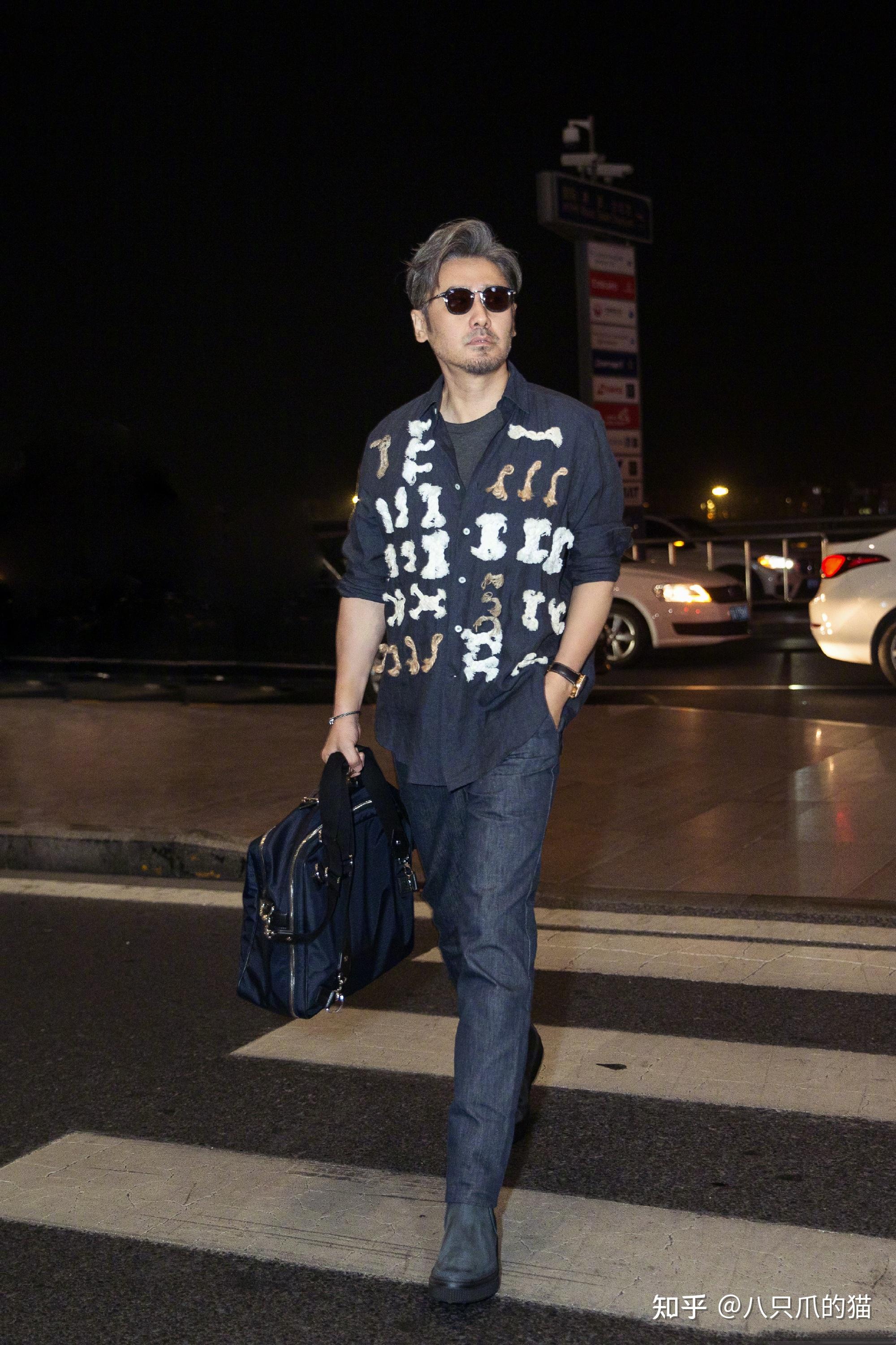 吴秀波头发花白走机场大叔年纪看着邋遢但穿着清爽还有少年感