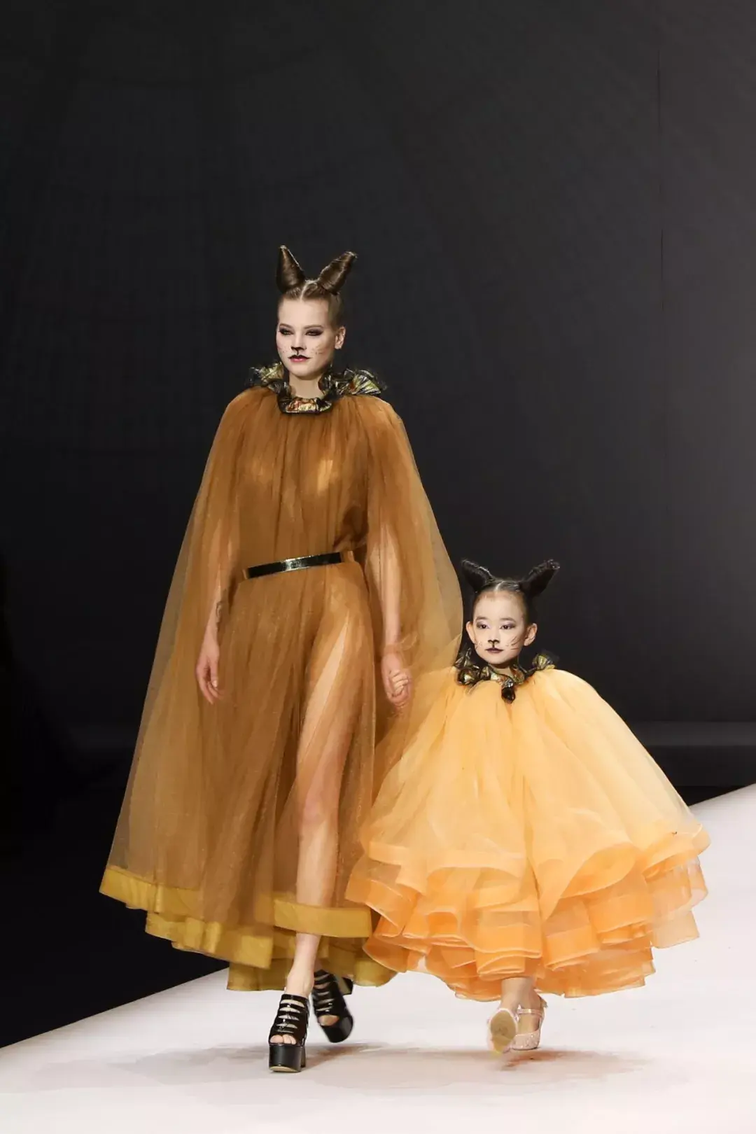 周牛牛携最新系列猫步致敬时尚大帝karllagerfel