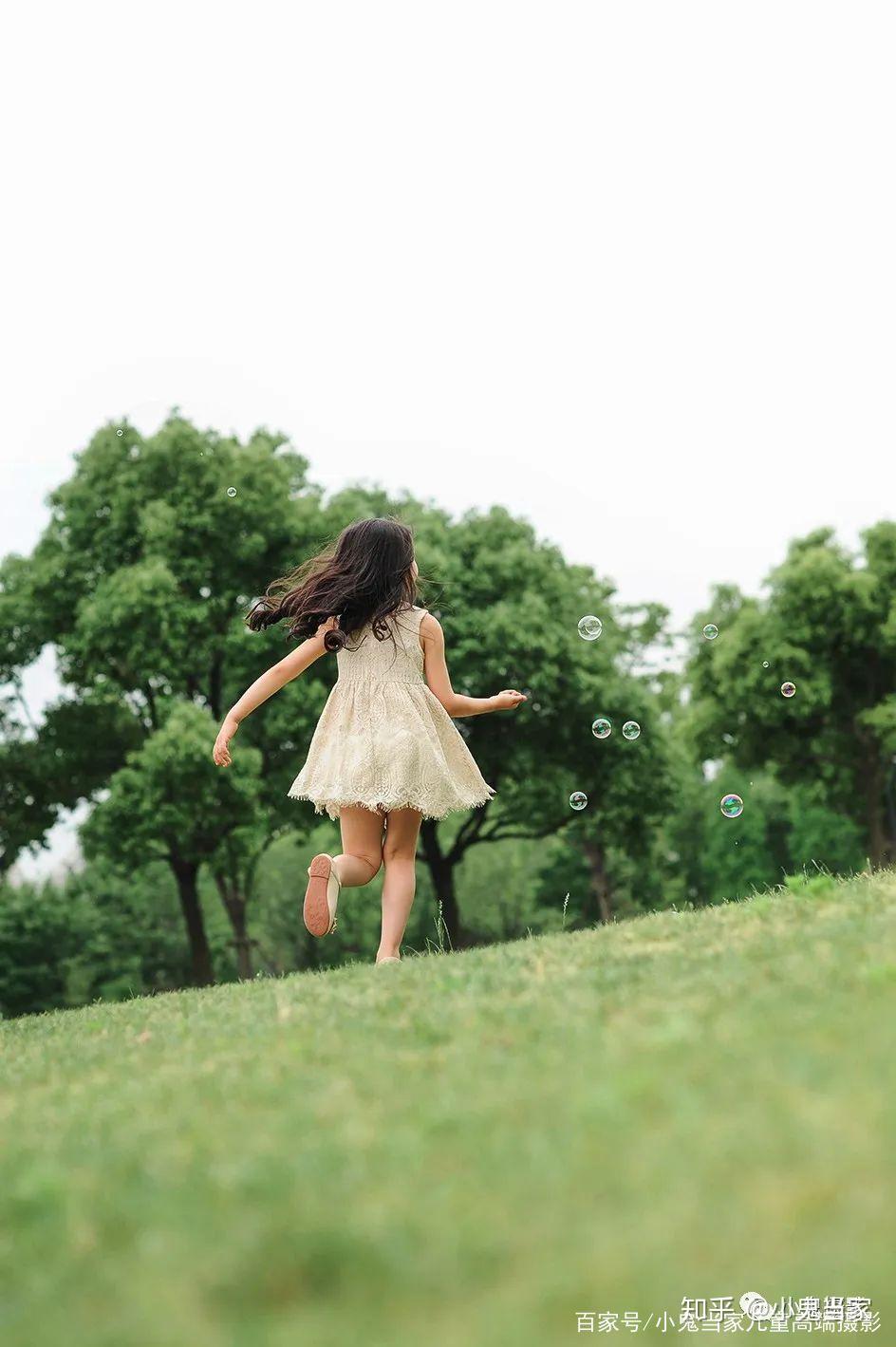 背面拍摄我们在拍人物的时候,如果用正面拍摄,就能很完整地体现被摄者