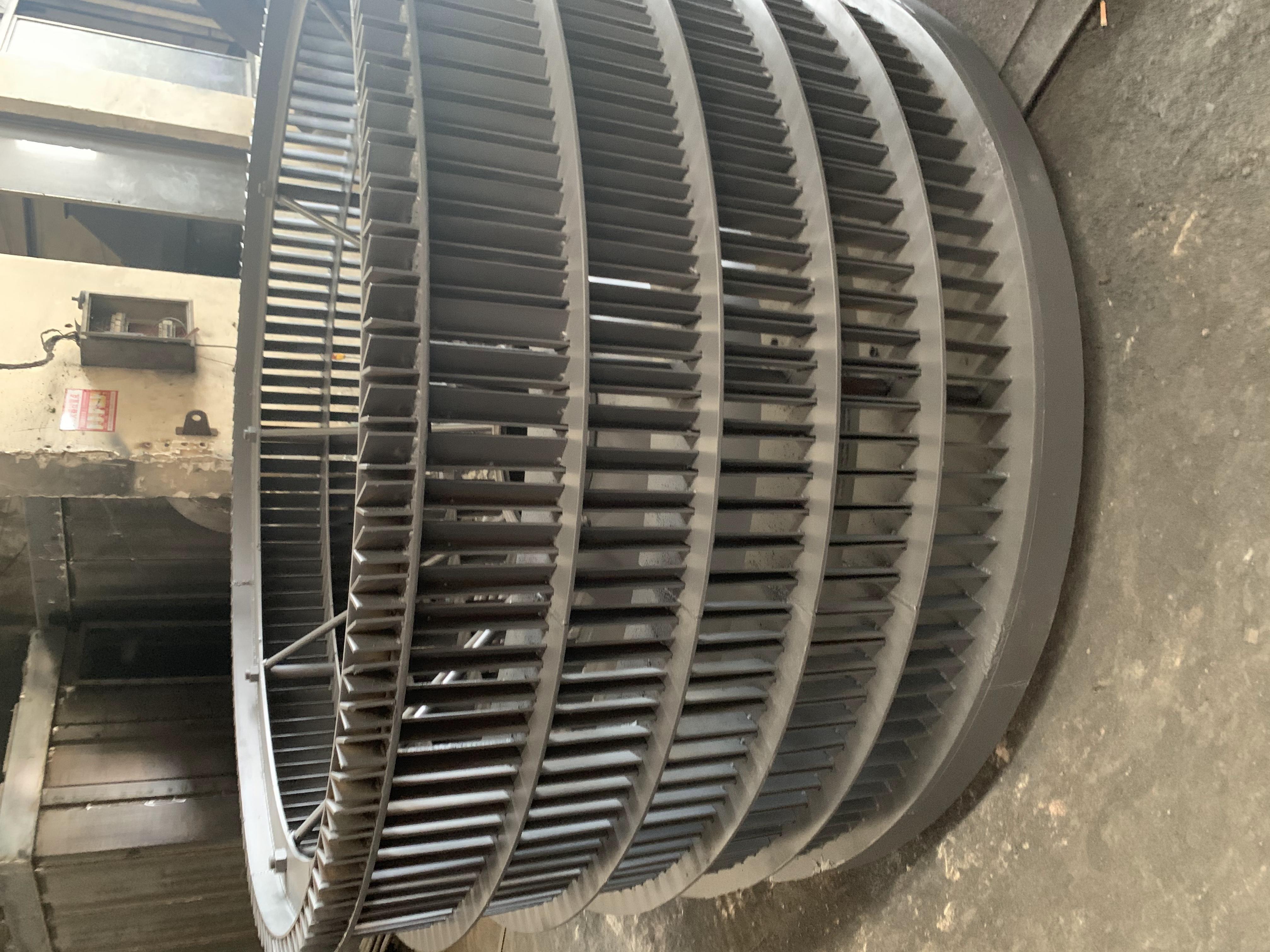 粉煤灰选粉机通过调速电机并经二级减速带动转盘上的60片叶片旋转