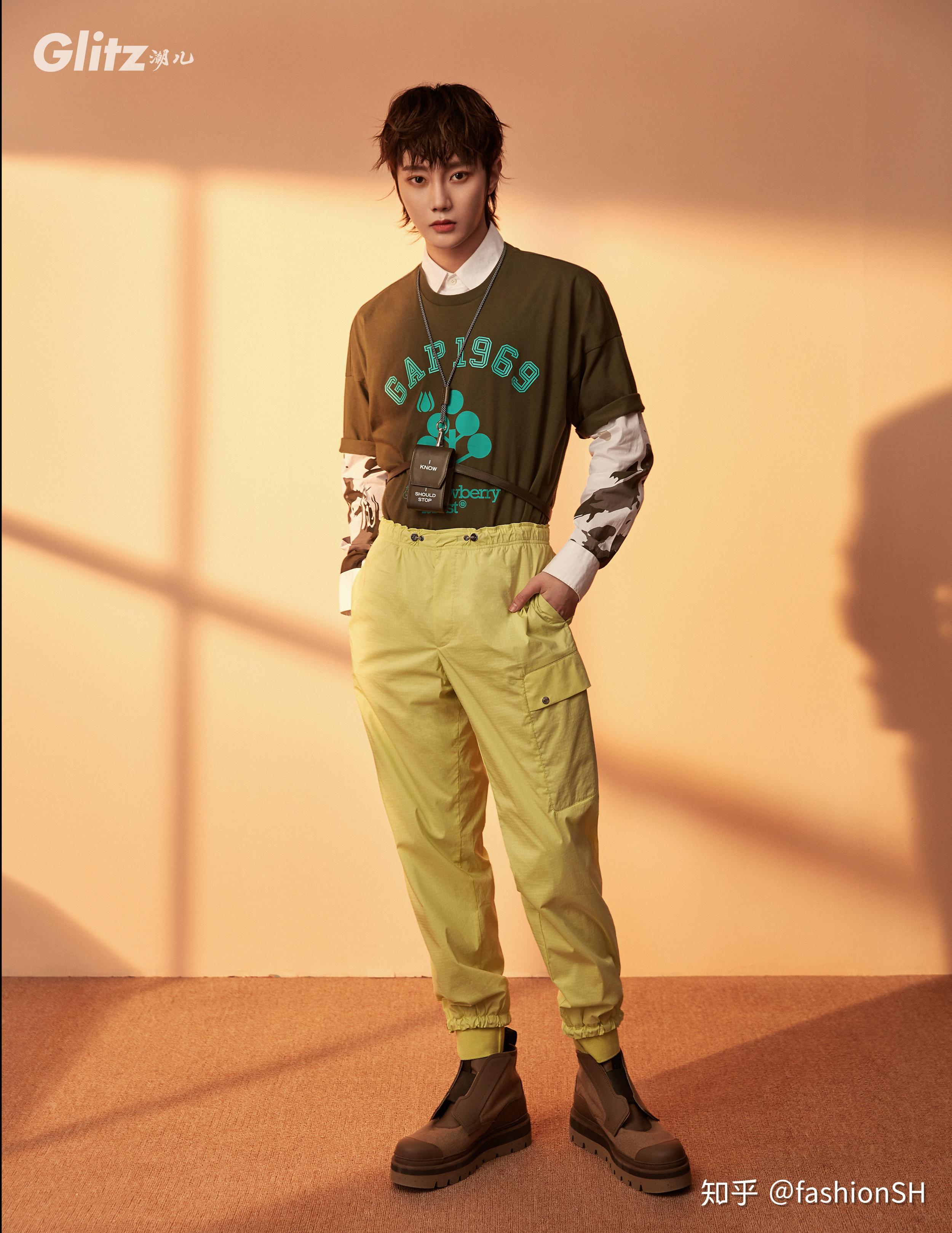 歌手刘也身穿gap摩登天空mvmimo合作款t恤拍摄时尚大片少年如斯潇洒