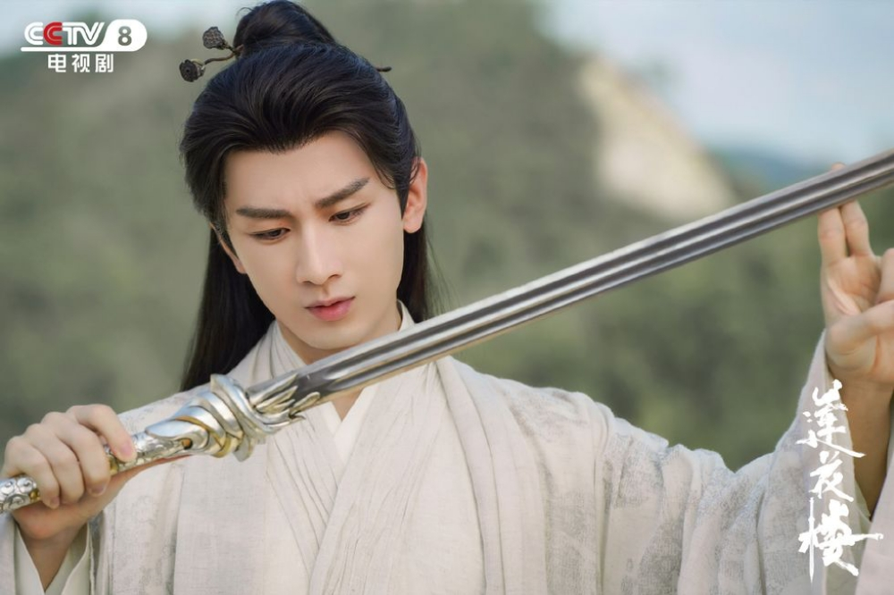 "李莲花"两角,成功塑造了一个历经风雨,试图逃避过往的剑神形象,更是