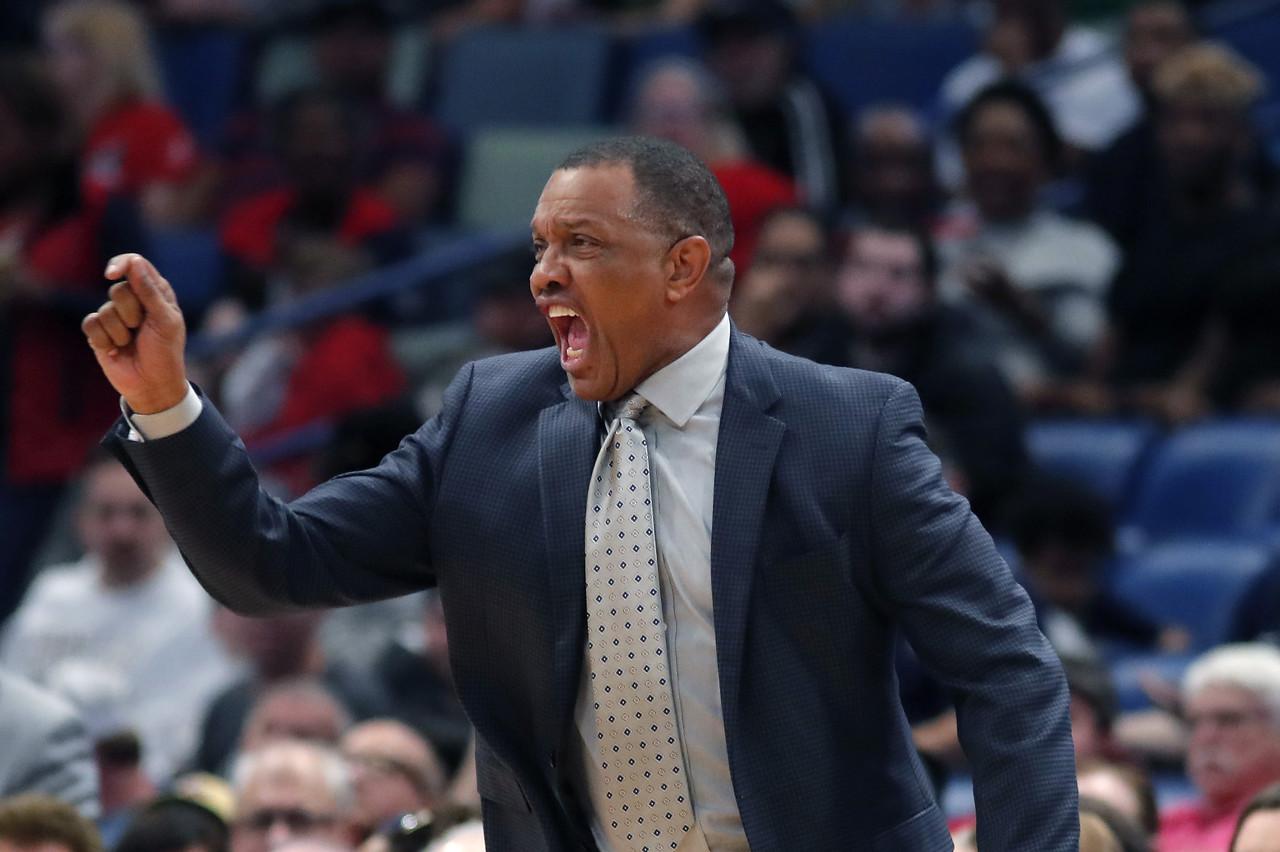 nba勇士队科尔会下课吗科尔是金州勇士队的主教练，勇士教练科尔拿过几个总冠军