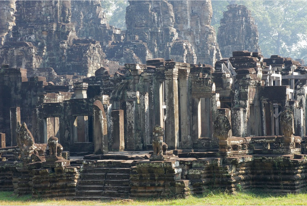 而吴哥古迹则是由吴哥王朝一个神秘的民族——高棉族,留下来的.