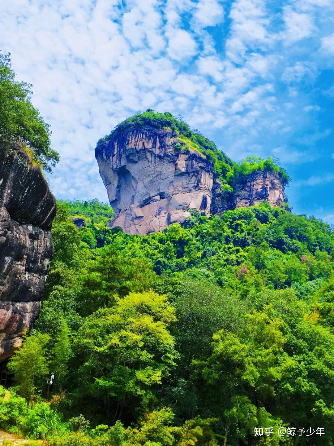 福建第一名山武夷山,因其独特的丹霞地貌,吸引着大批游客前往