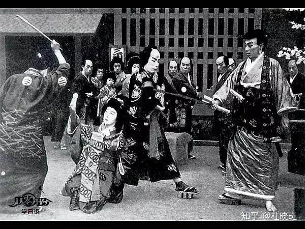 《本能寺会战》(1908年,牧野省三执导)为日本第一部由解说员站在银幕