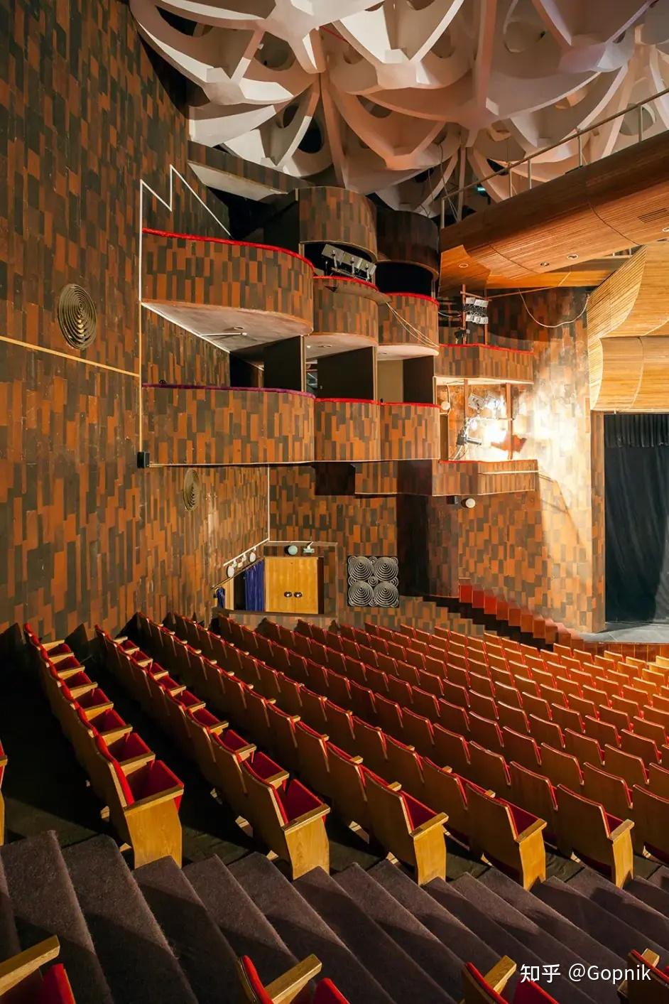 苏联野蛮主义的杰作陀思妥耶夫斯基戏剧院