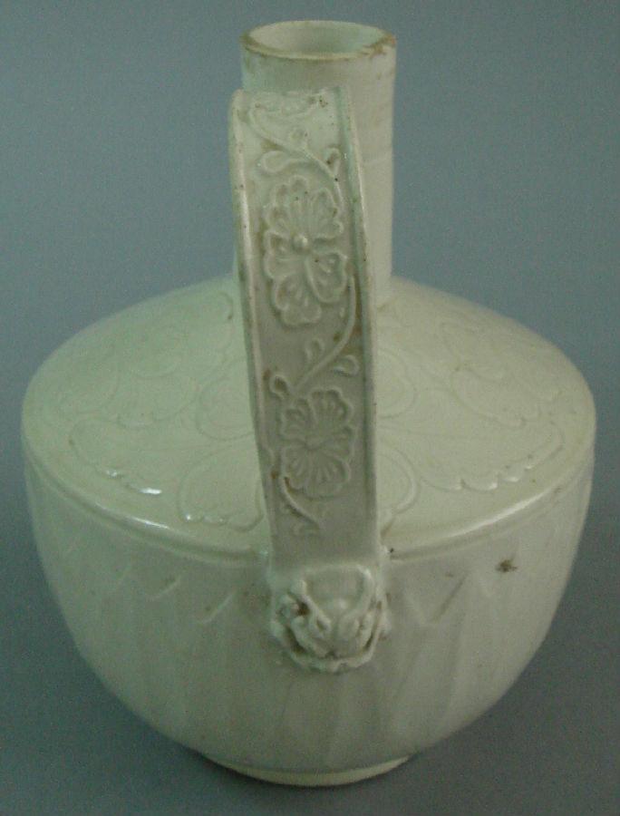 北宋定窑白釉刻划花卉纹执壶