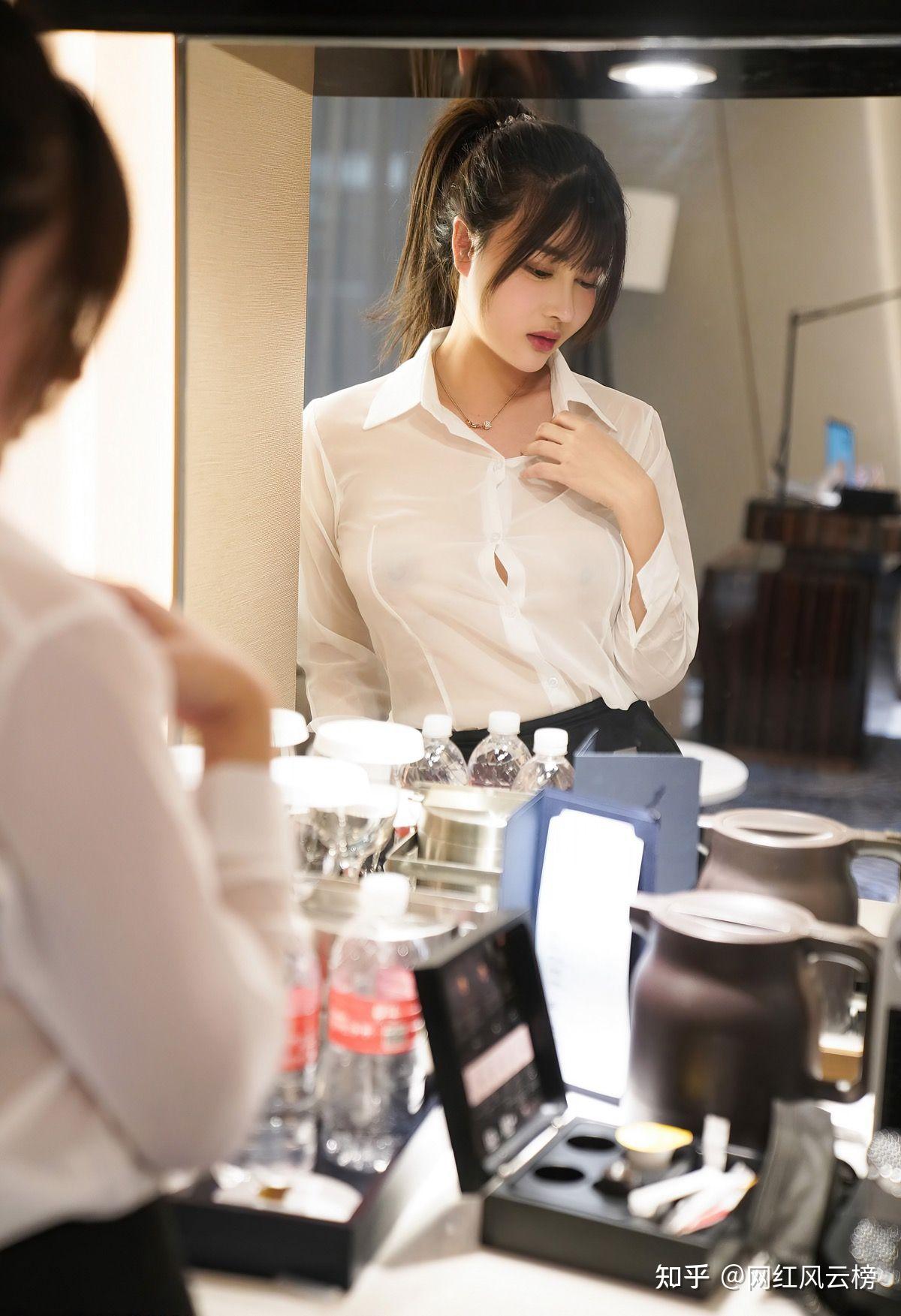 美酒佳人春宵一刻美女模特萌奈子肤白貌美身子傲人