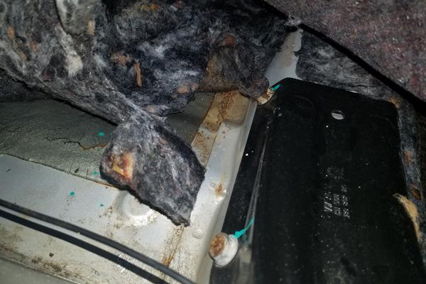 驾驶室内湿气过重,造成多处金属大面积锈蚀,车辆的电子元件长期泡水