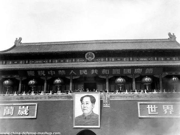 老照片:1950年国庆节 北京天安门前的盛大阅兵式 - 知乎