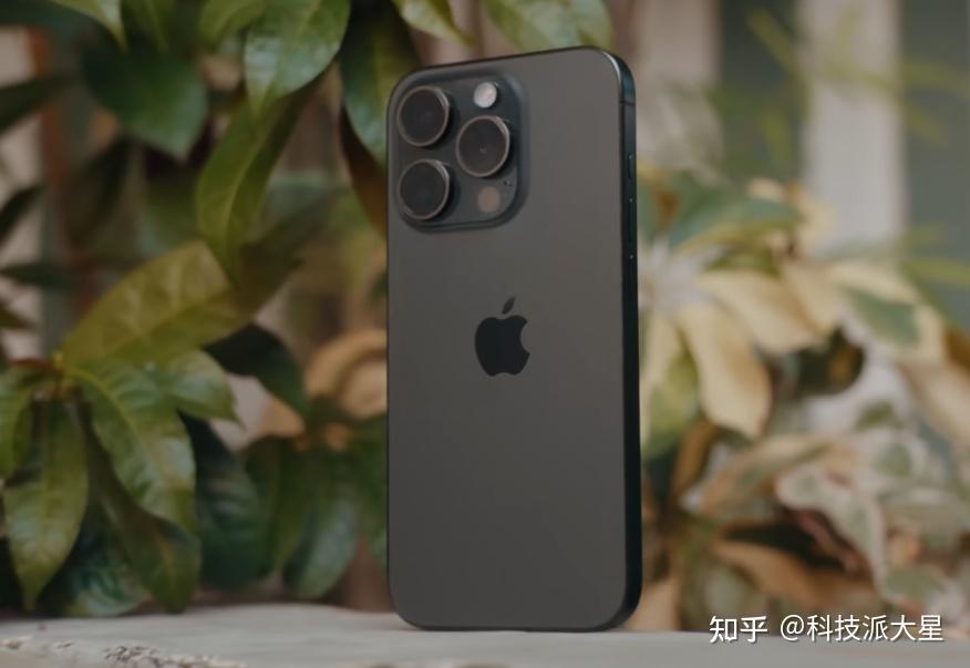 亮点:钛金属边框,3nm工艺的a17pro处理器,人像写真照 长焦镜头,操作
