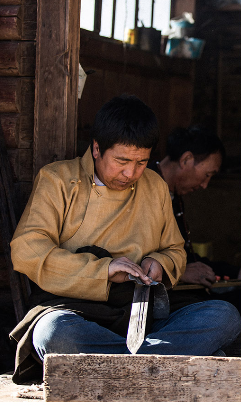 河坡藏传手工技艺的代表性人物,藏刀锻制技艺的传承人——称珠大叔