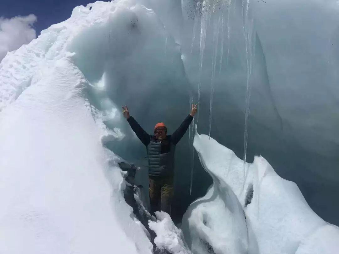 4月9日,在因天气原因滞留两天后,王铁男和凯途登山队的队友一起,乘