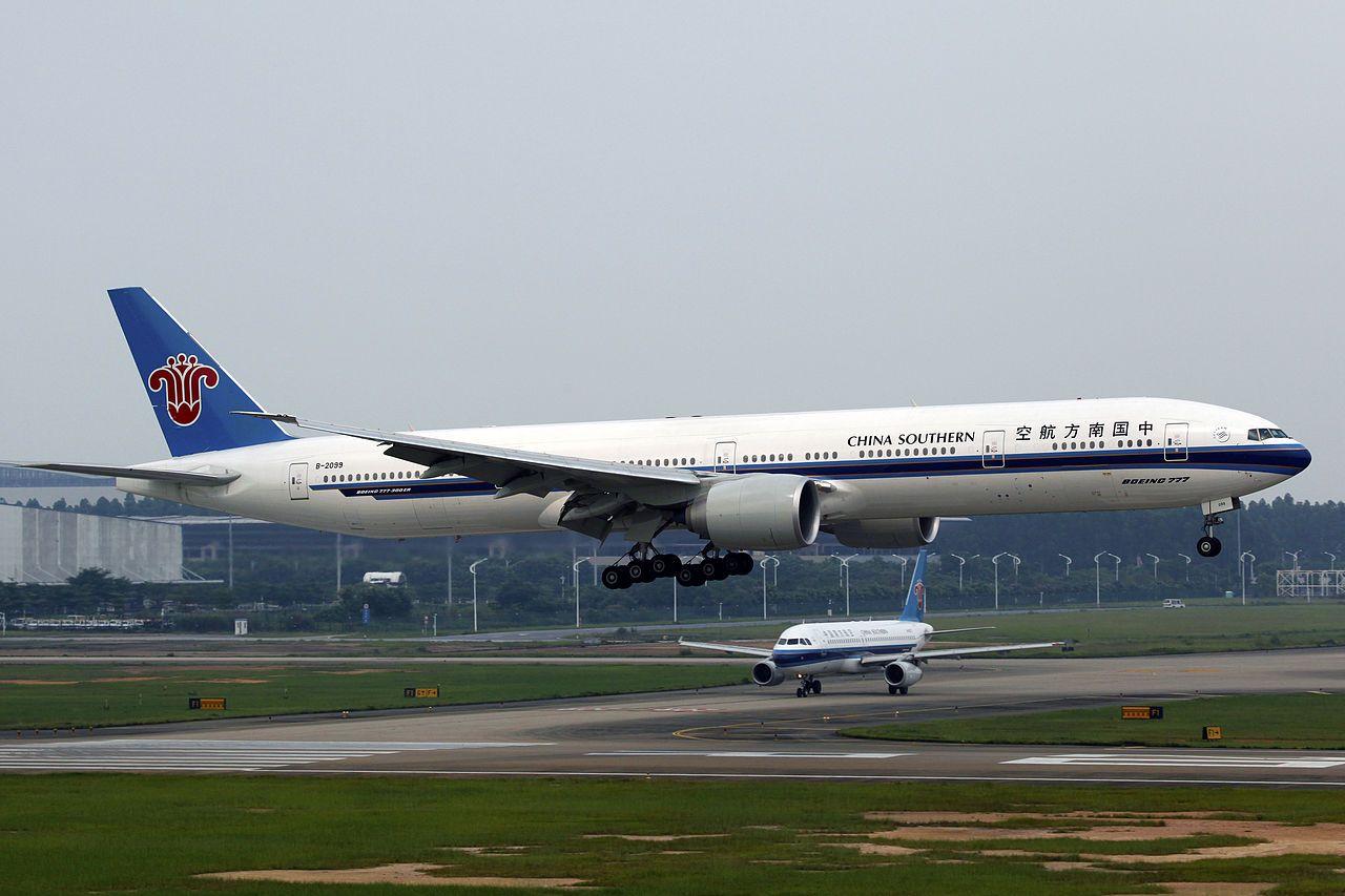 a320neo客机正在降落于北京首都国际机场南航第一架波音777