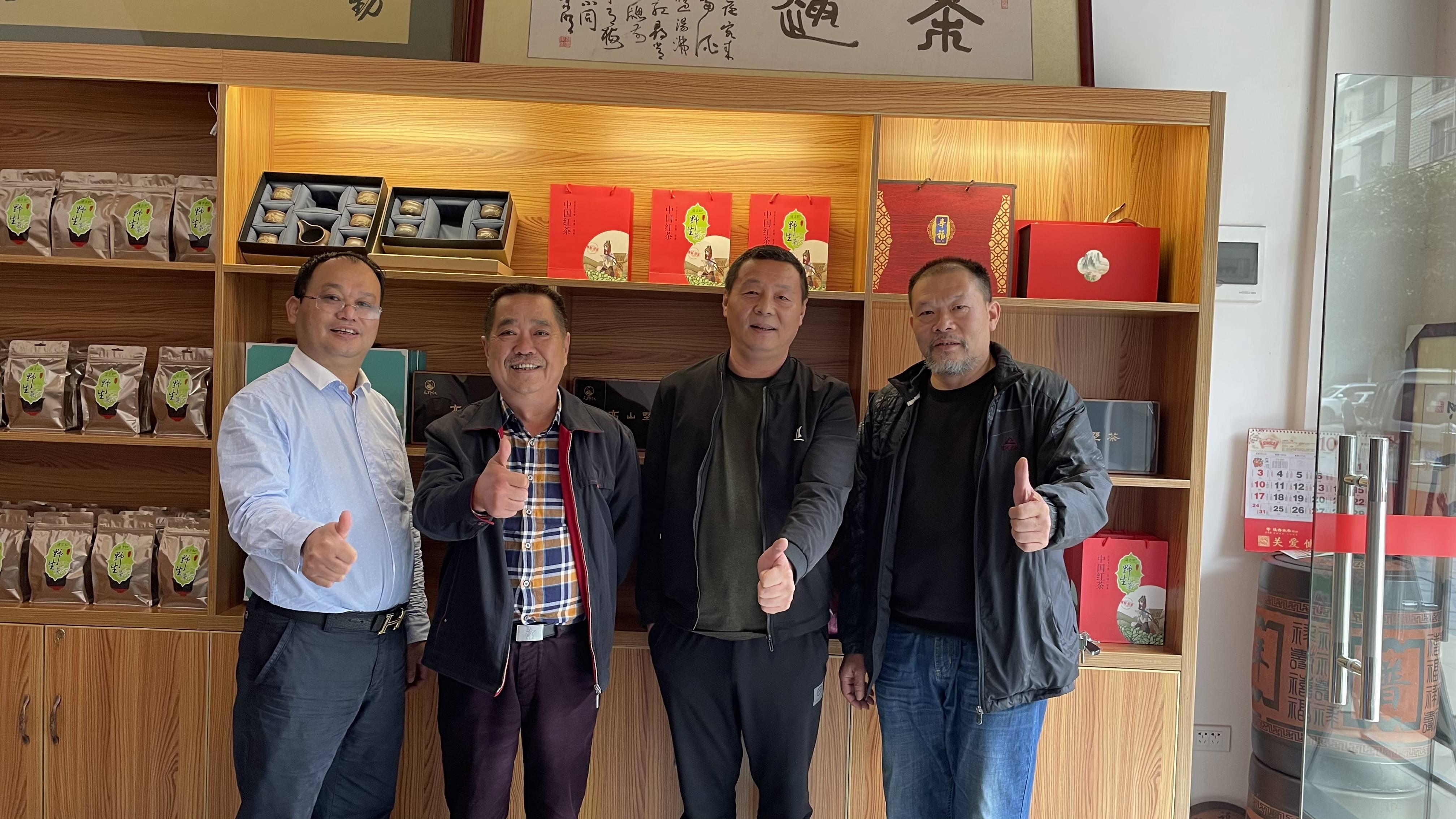 苏红光,艺名野民,广西桂林人,自幼酷爱书画艺术,擅长山水,花鸟,人物