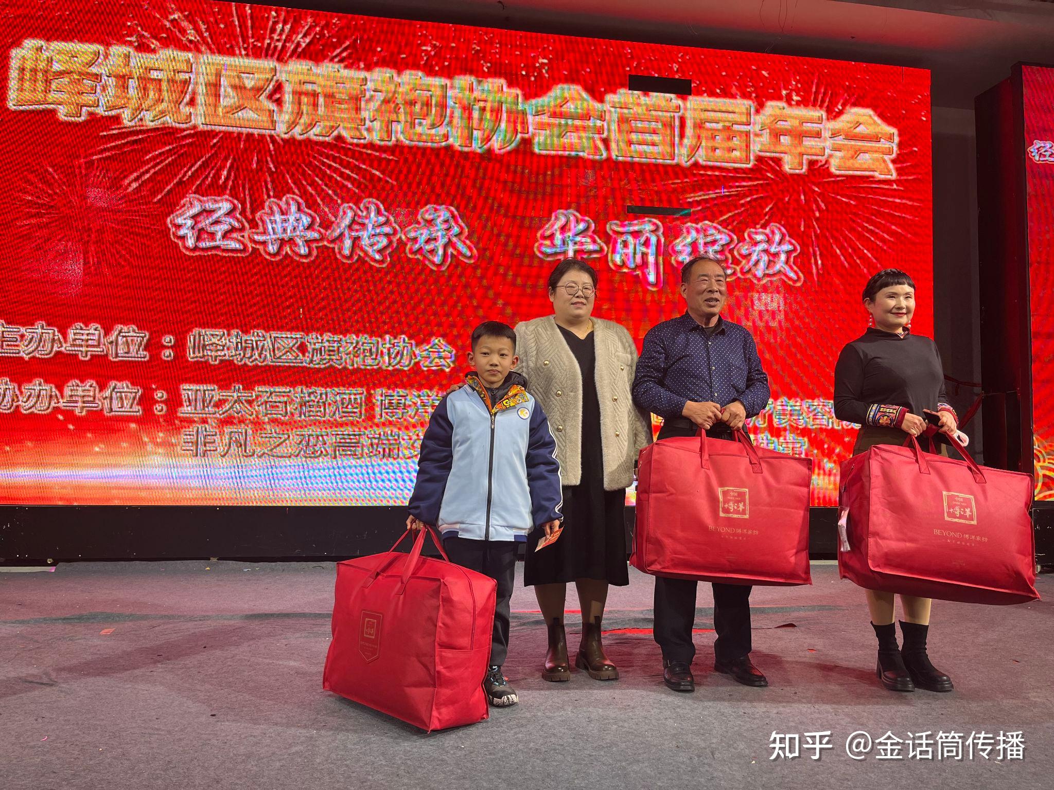 枣庄旗袍文化协会会长李波,香港百年福珠宝店(亚东家电)董事长刘亚东