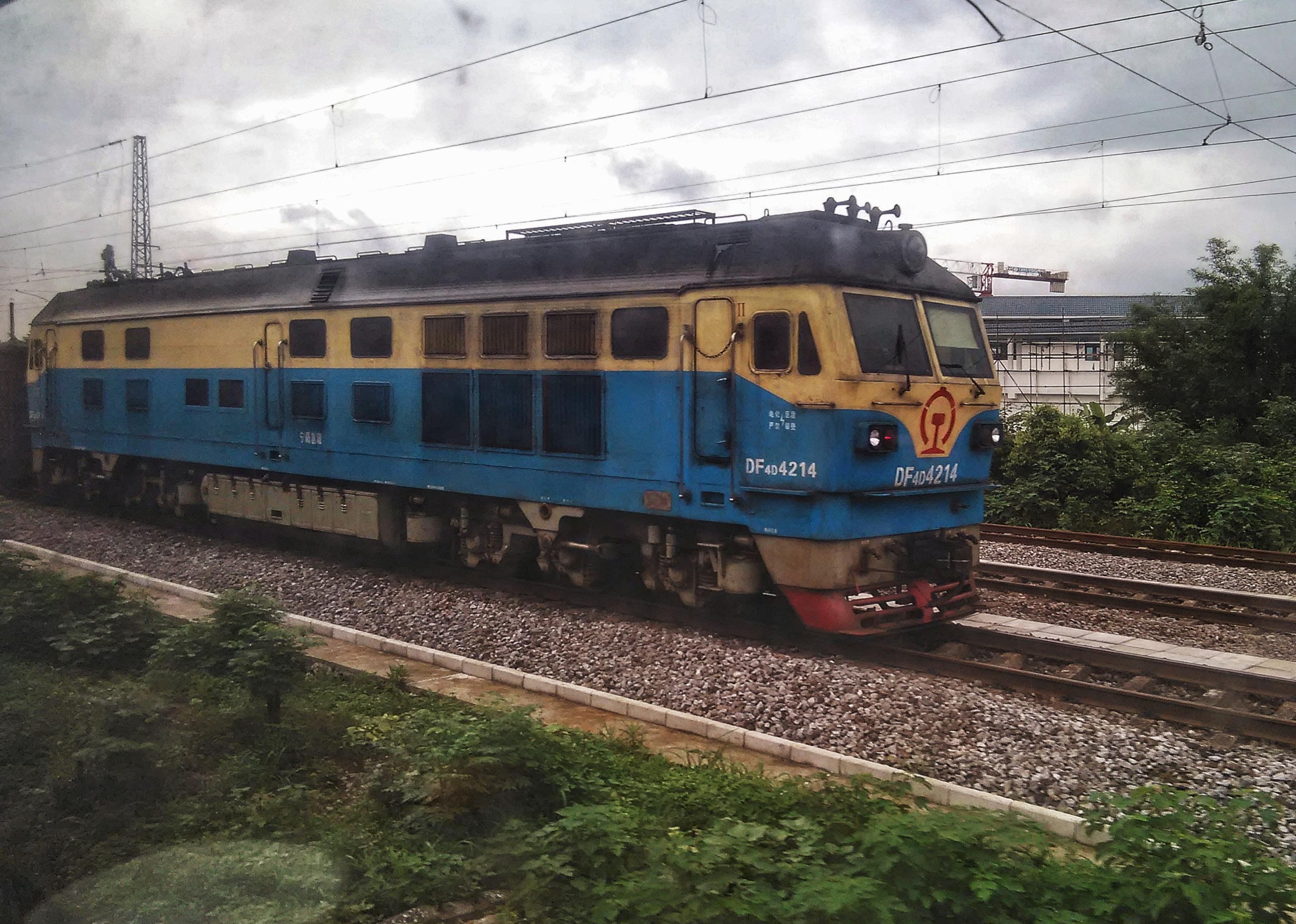 准备上车t381次列车水牌与"石林号旅游列车"贴纸t381次列车水牌特写t