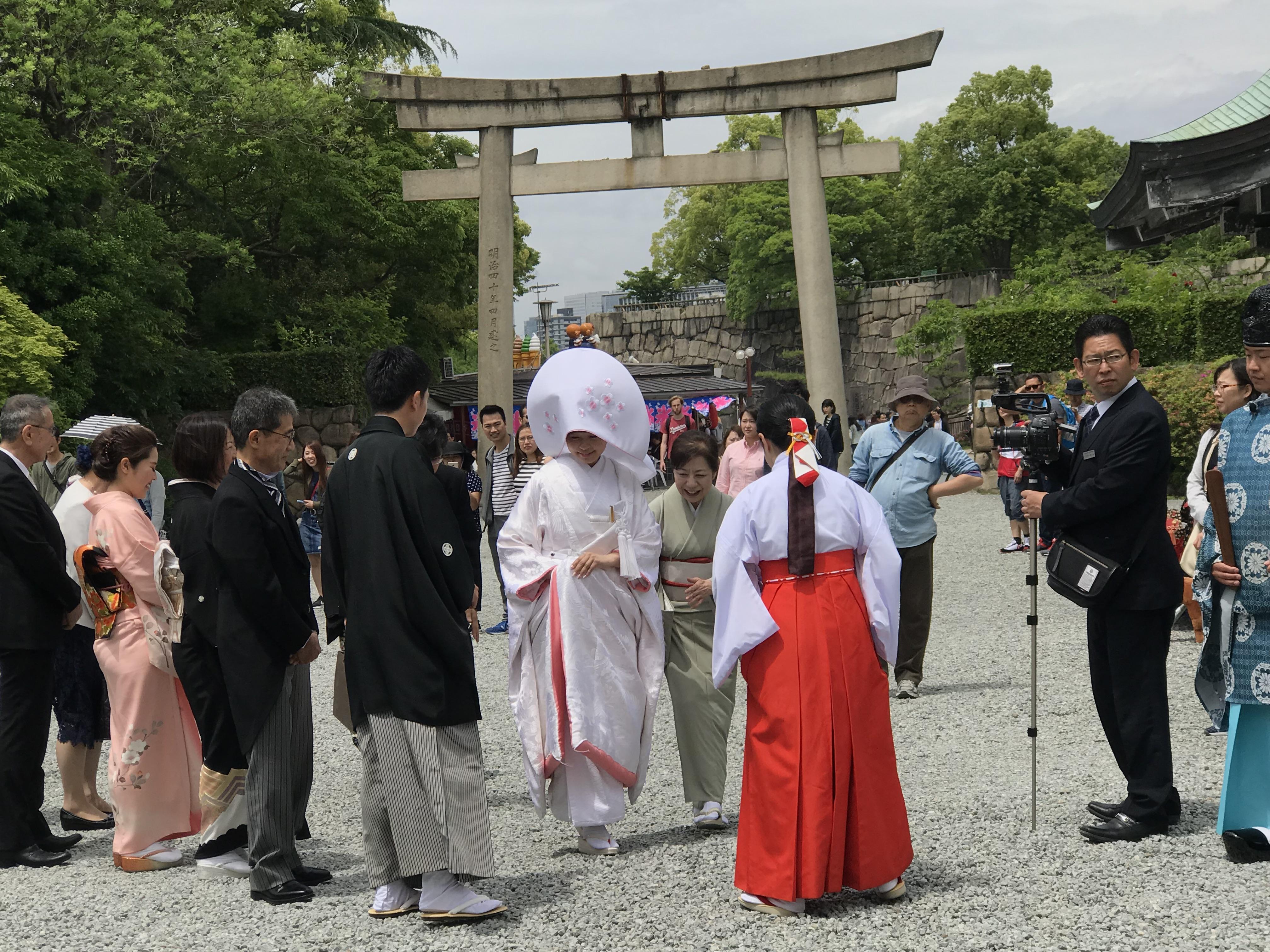 上海一对新人办日式婚礼新娘被嘲像披麻戴孝大家怎么看