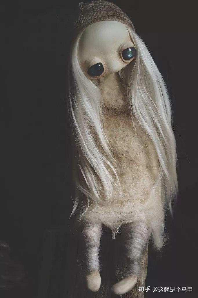 住在澳洲荒野中的艺术家手作古怪的小家伙森林深处黑暗中的神秘之美