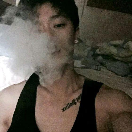 有没有很酷的抽烟男生的头像