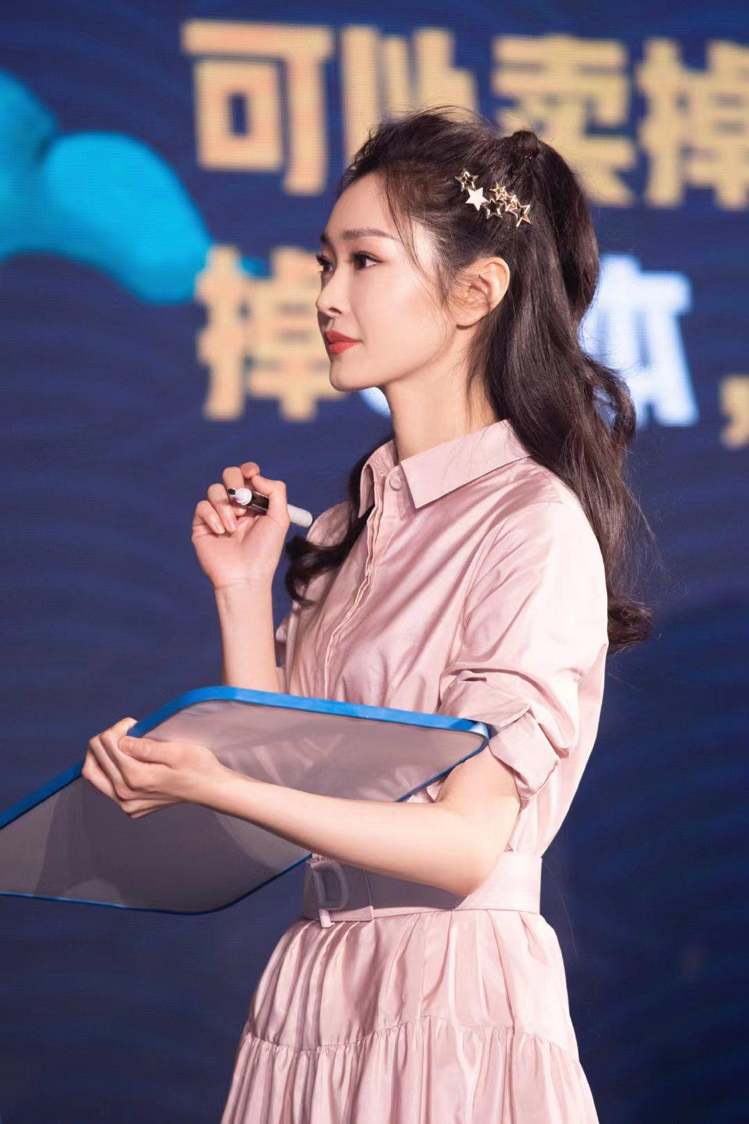 宋轶穿粉色连衣伞裙好减龄,优雅感和迷人范儿尽显 - 知乎