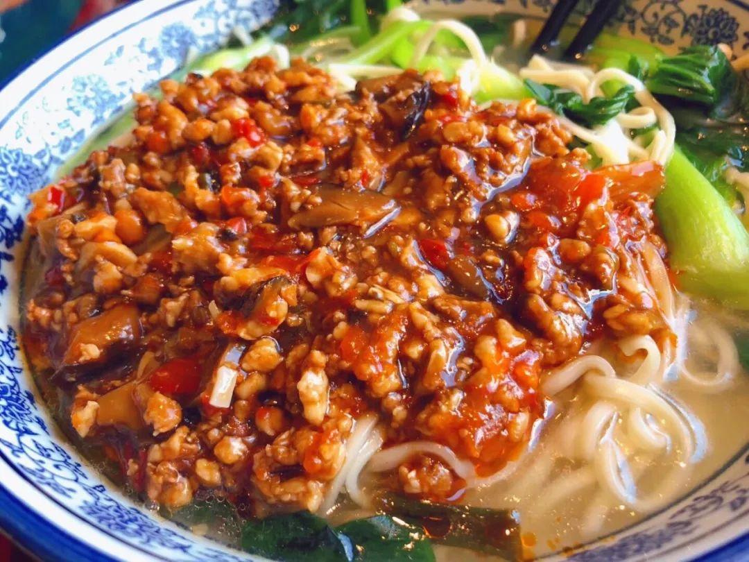 用料 · ·剁椒   豆瓣酱   甜面酱 2勺   肉末 1大块香菇