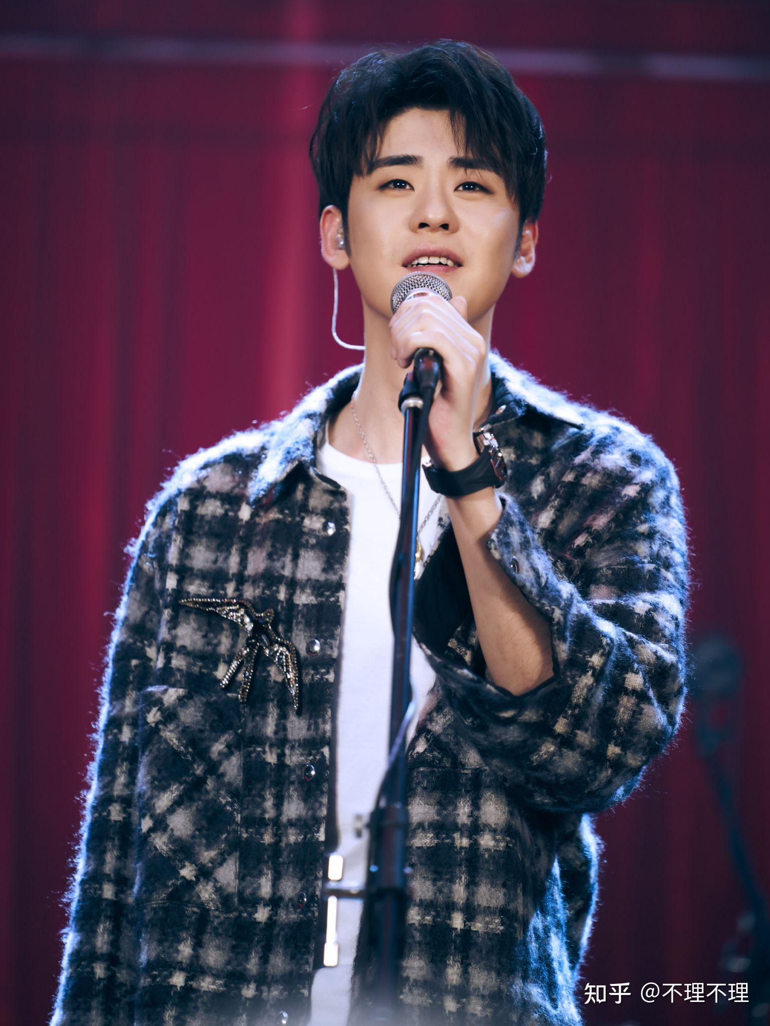 2021开年认为张云雷粉底太黑头发太高的同学举个手,说说你的妆发意见?