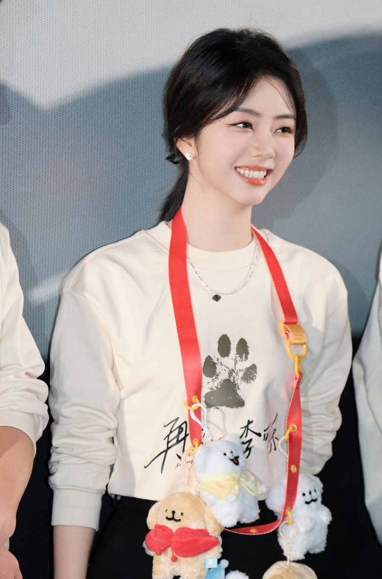 谭松韵音乐才华再现真唱胜过白鹿手机壳上的字样逗笑众网友