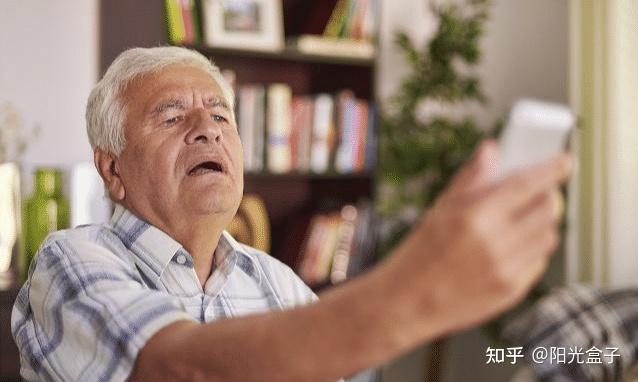 视近困难:会逐渐发现在往常习惯的工作距离阅读,看不清楚小字.