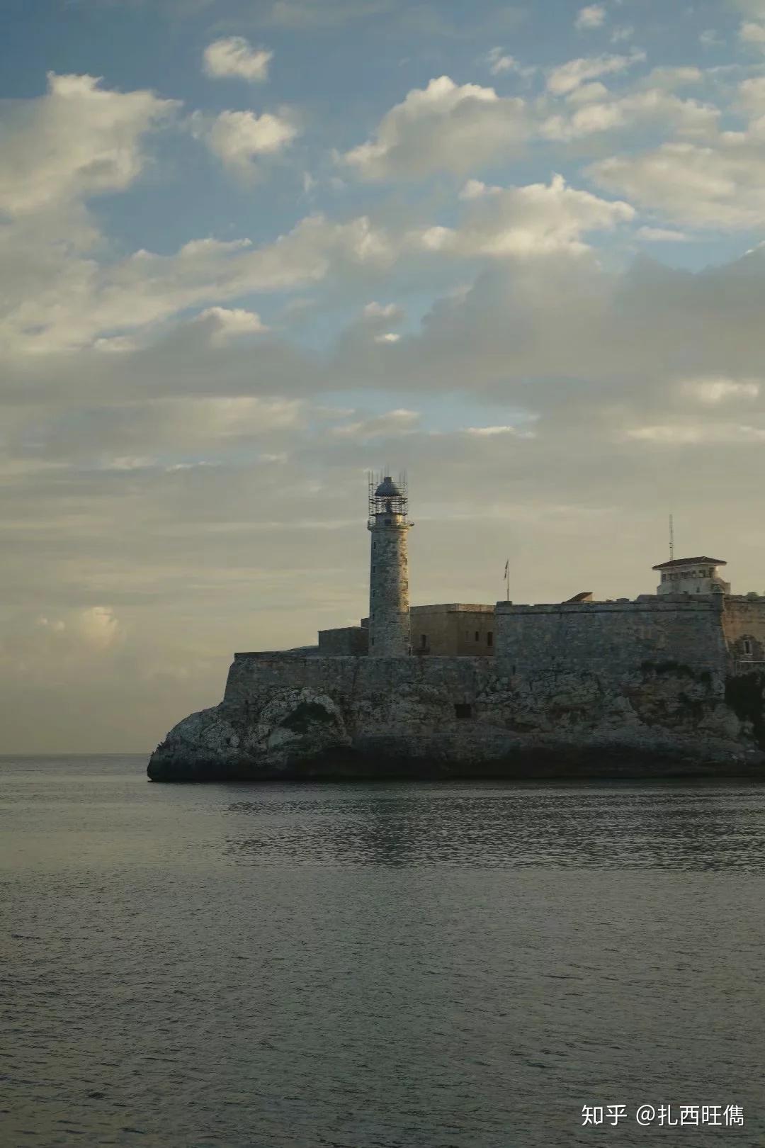 旁边的铜像,是十九世纪下半叶古巴独立运动著名将领卡里斯托.加西亚.