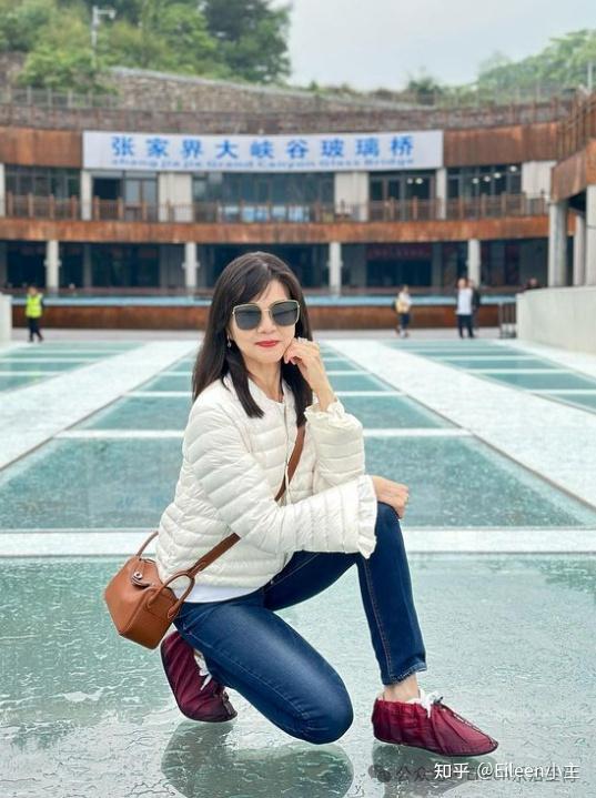 谢玲玲港岛名媛谢玲玲和妹妹谢青青,华为公主孟晚舟,都经常背lindy