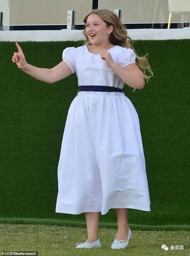 小七被贝克汉姆当街熊抱12岁身高已直逼贝嫂被全家团宠被爹亲昵惹争议