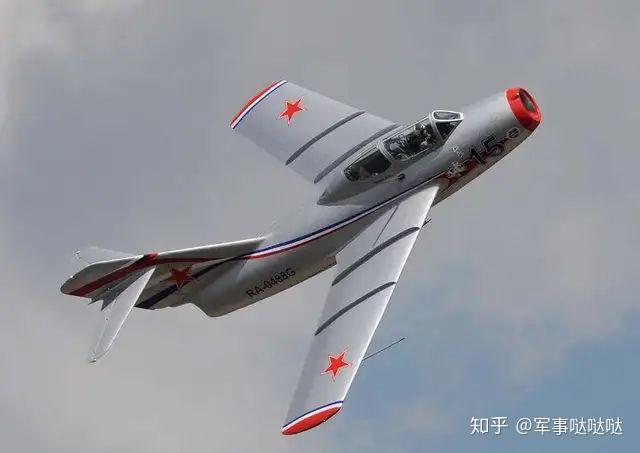 平直翼是伴随着飞机出现的第一种翼型,从上而下观察,其外形为普通矩形