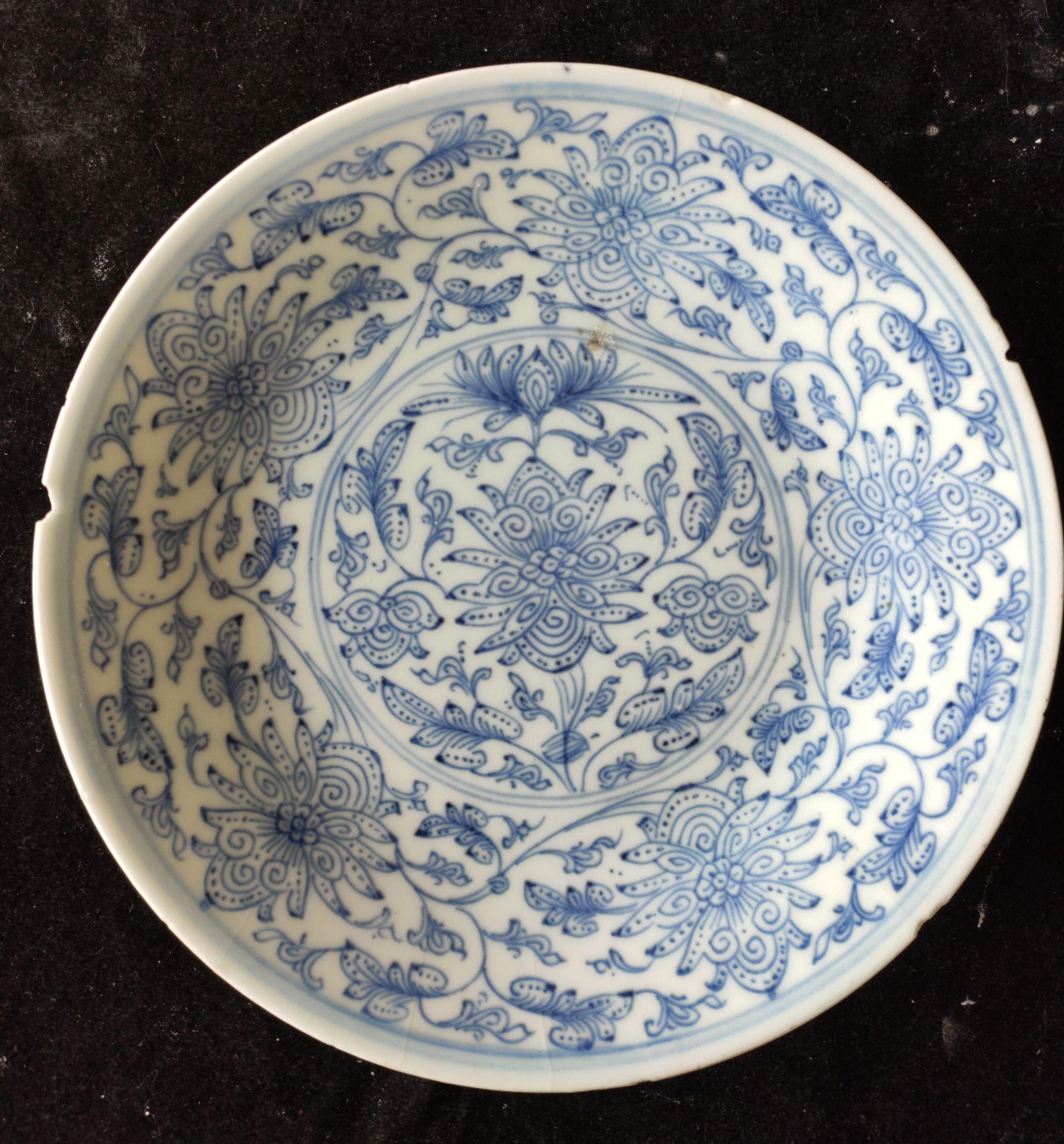 淡描青花缠枝花卉纹 - 知乎