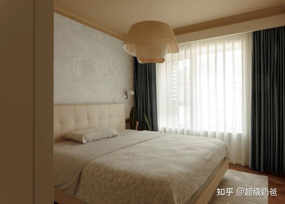 床头背景若隐若现的云朵壁纸搭配自带律动感的折纸吊灯