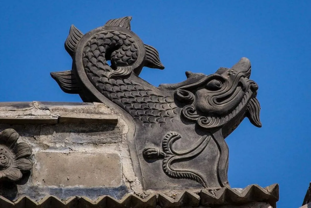 螭吻(chī wěn):老九,又名鸱尾,鸱吻,龙形的吞脊兽,口阔噪粗,平生好