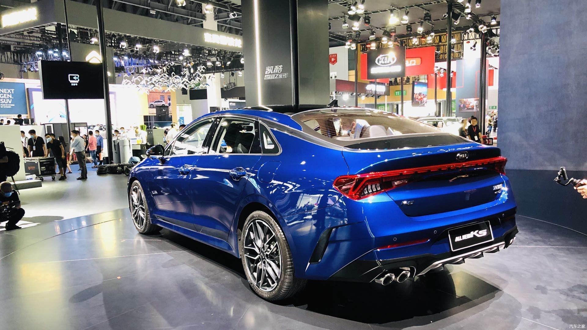 全新起亚k5凯酷亮相成都车展尺寸升级配20t8at