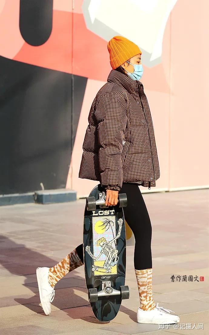 街拍打底裤配花袜子美女喜欢这样穿