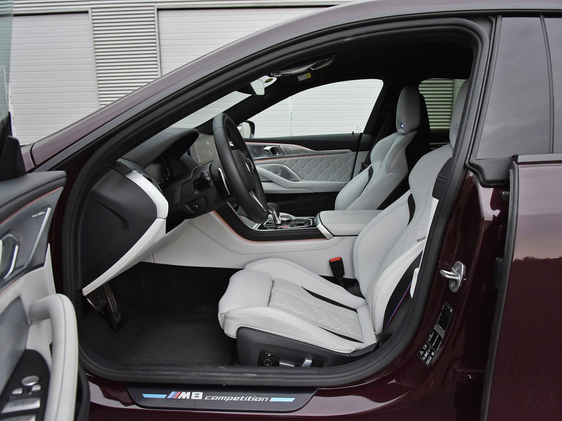 "宝马m8全系均没有提供天窗,想看看星星是不可能的,抬头看看翻毛皮车