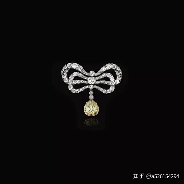 钻石别针,十八世纪下半叶双蝴蝶结造型,垂1枚可拆除吊坠,吊坠镶1颗梨