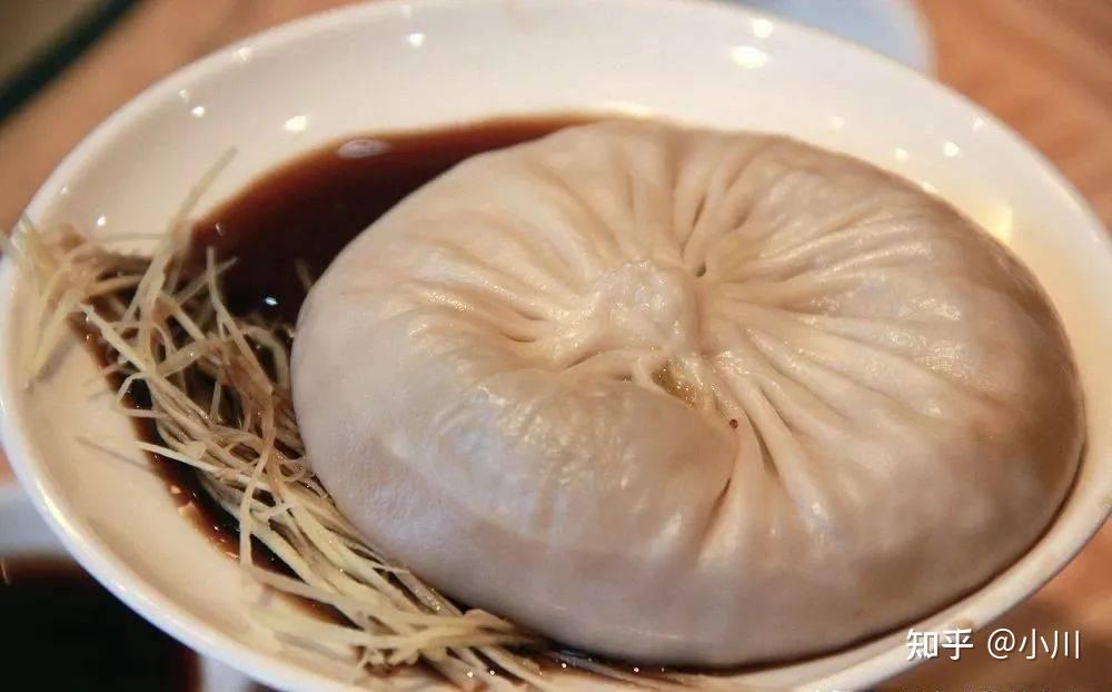 镇江蟹黄汤包秧草是江苏镇江扬中市的特产,用秧草和猪肉做成的包子,皮