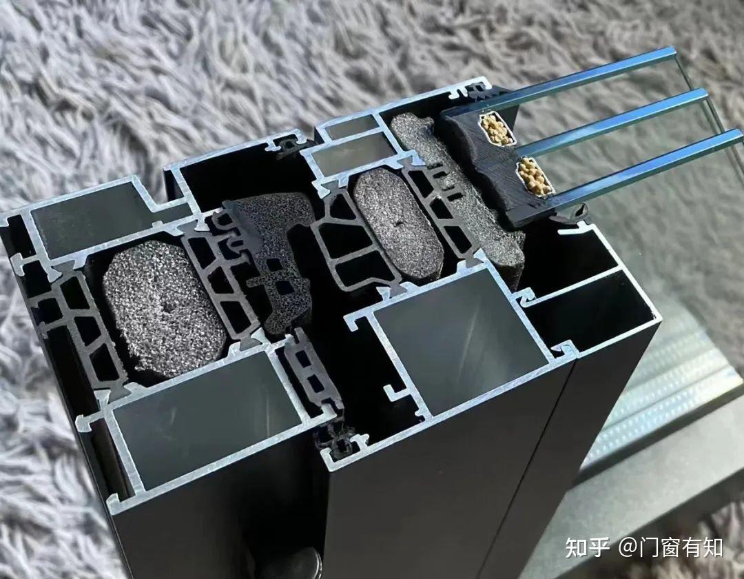 门窗框的玻璃槽口位置,除外玻璃垫块以外,少部分产品(或施工工序)中会