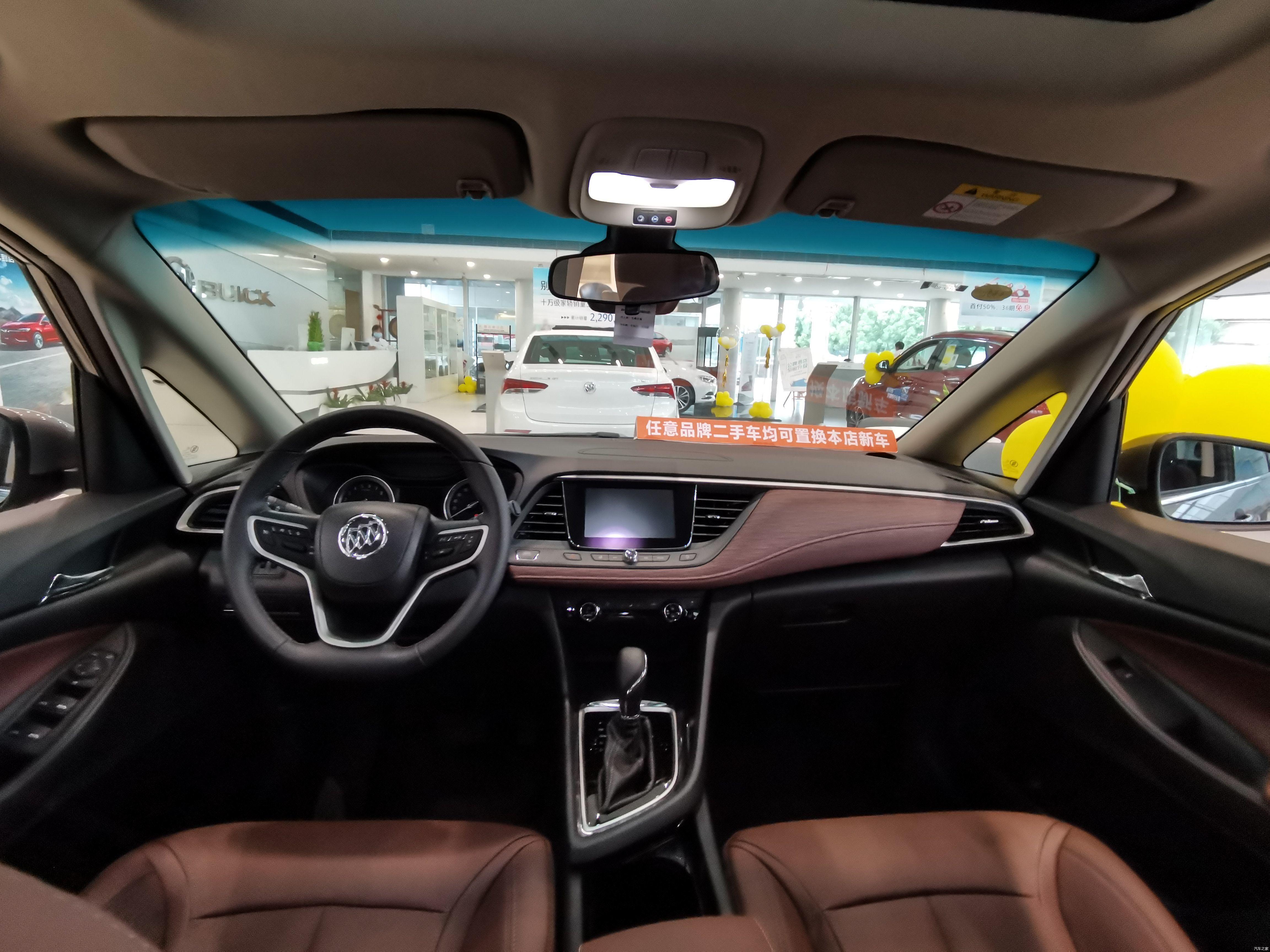 内饰方面,中控台上方为硬质材质,但在副驾驶位前方面板有采用大面积