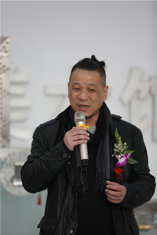 布拉格中欧国际艺术双年展获奖艺术家林剑峰先生说:"双年展给我带来的